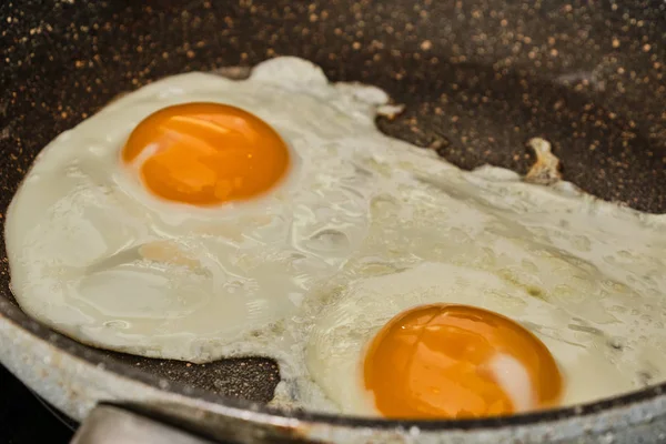 Koka stekta ägg — Stockfoto