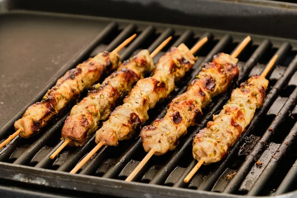 Matlagning Souvlaki på grill — Stockfoto