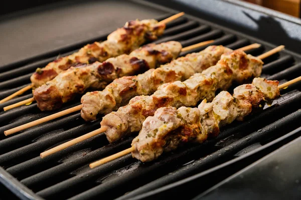 Matlagning Souvlaki på grill — Stockfoto
