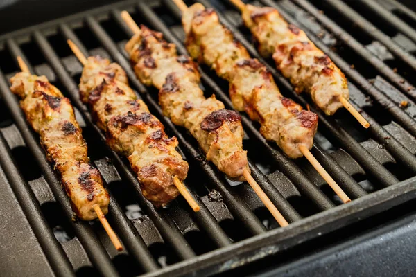 Matlagning Souvlaki på grill — Stockfoto