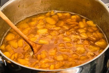 Tencerede şeftali pişirme 