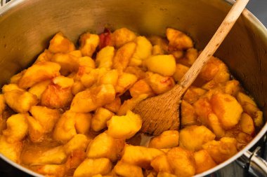 Tencerede şeftali pişirme 