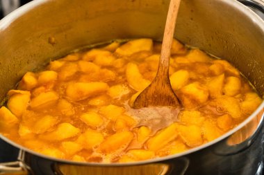 Tencerede şeftali pişirme 