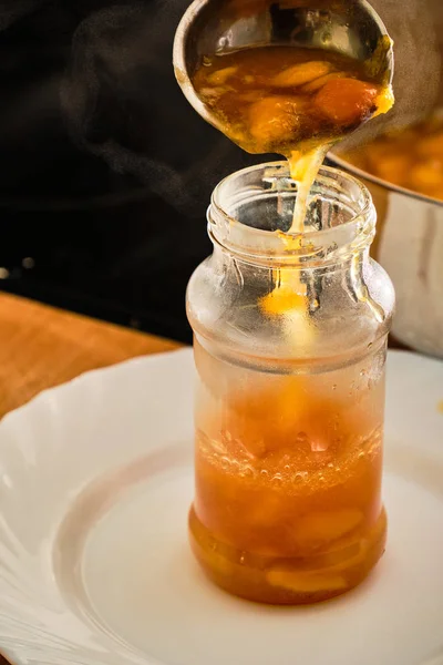Menuang sari buah dalam gelas — Stok Foto