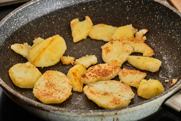 フライドポテトの調理 — ストック写真