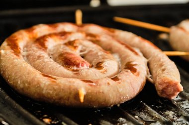 Izgara da beyaz spiral sosis pişirme