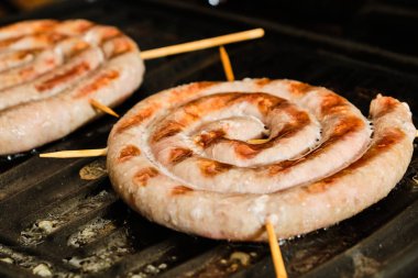 Izgara da beyaz spiral sosis pişirme