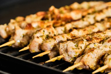 Izgara da souvlaki pişirme