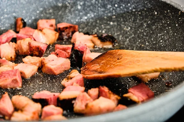 Cocinar trozos de tocino en la sartén —  Fotos de Stock