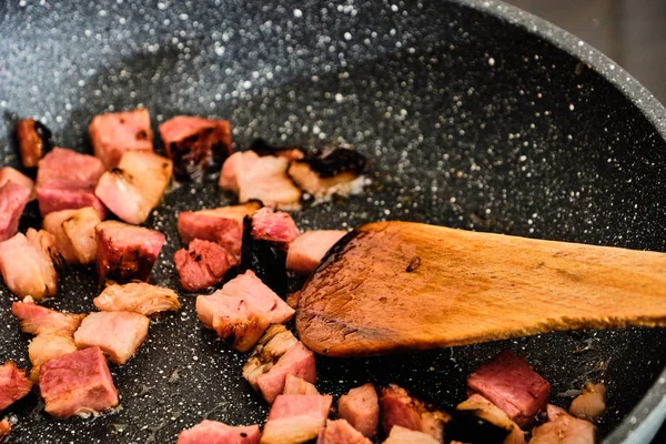 Cocinar trozos de tocino en la sartén —  Fotos de Stock