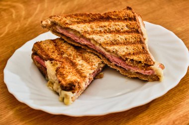 Peynirli ve jambonlu dilimlenmiş tost