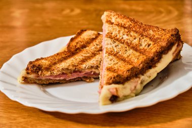 Peynirli ve jambonlu dilimlenmiş tost