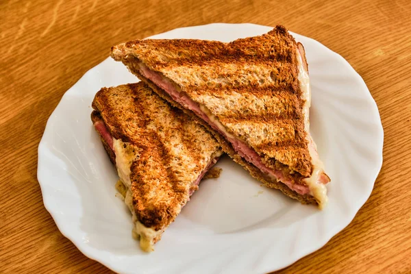 Peynirli ve jambonlu dilimlenmiş tost — Stok fotoğraf