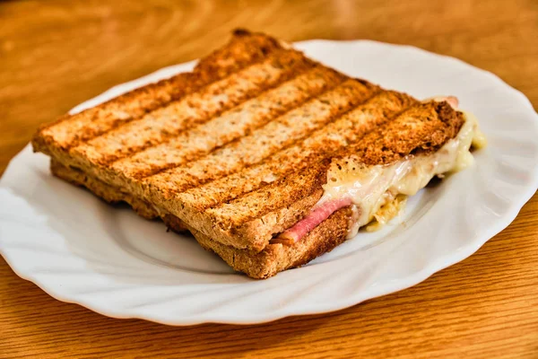 Peynirli tost ve jambon — Stok fotoğraf