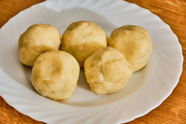 Vikta dumplings på vit platta — Stockfoto
