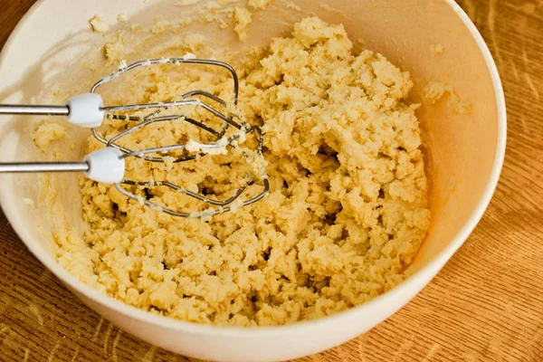 Смешивание творожного теста для приготовления сладких пельменей — стоковое фото