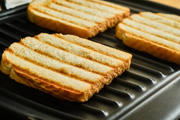 Cottura Gustoso Pane Tostato Sulla Griglia Elettrica Calda — Foto Stock