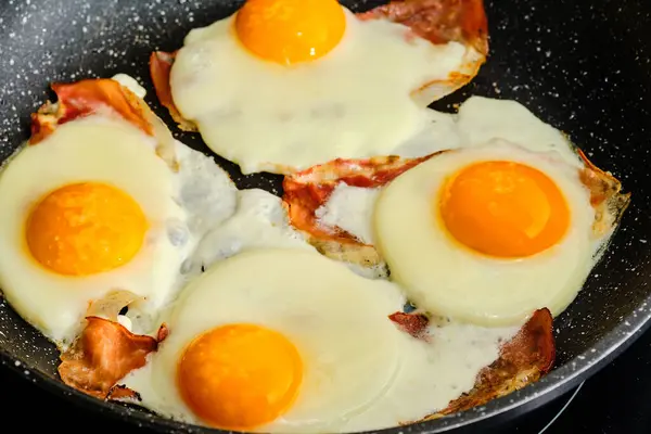 Matlagning Välsmakande Stekta Ägg Med Bacon Stekpanna — Stockfoto