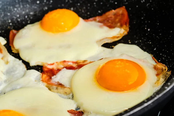 Matlagning Läckra Två Stekta Ägg Detalj Med Bacon Stekpanna — Stockfoto