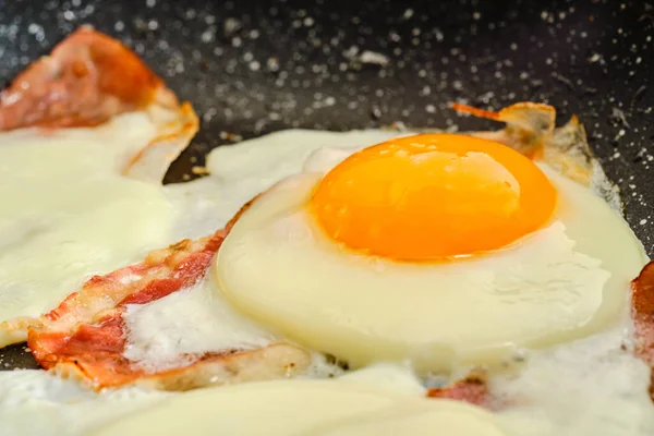 Matlagning Välsmakande Stekt Ägg Detalj Med Bacon Stekpanna — Stockfoto