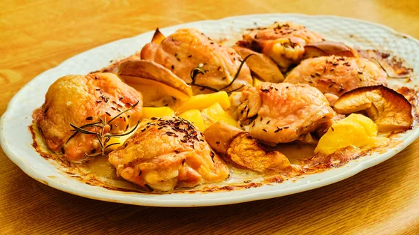 쟁반에 감자와 사과를 맛있는 오븐에 닭고기 — 스톡 사진