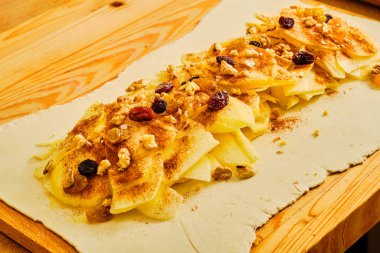 Ev yapımı elmalı turta - elmalı, tarçınlı, sultanlı ve cevizli hamur tatlısı