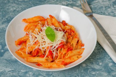 Salsiccia soslu ve peynirli domates soslu lezzetli makarna.