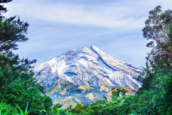 Yeni Zelanda 'da kar dağı.