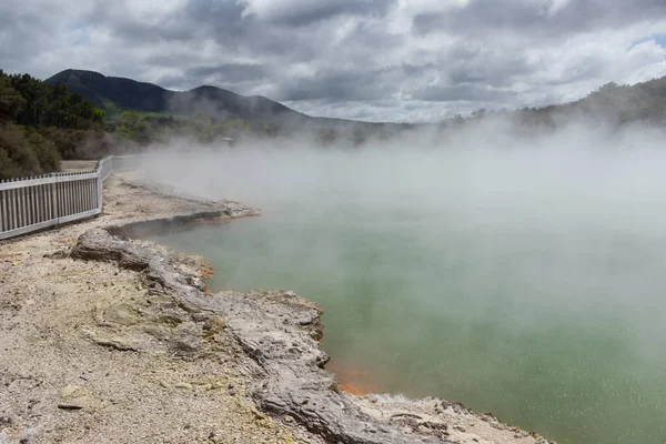 Wai-O-Tapu Yeni Zelanda 'da popüler bir turizm merkezidir. Yerin altındaki ısı kaynaklarından kaynaklanıyor..