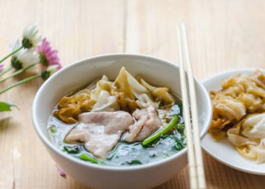 Kalın soslu taze pirinç unu eriştesi.