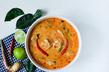 Nehir karidesi baharatlı çorba ya da Tayland adına Tom yum kung..