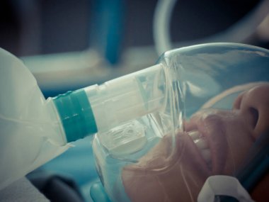 Solunum cihazı, kendi başına nefes alamayan hastalara yardım etmek için tasarlanmıştır..