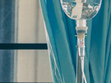 Hastanelerdeki hastalar için tıbbi tuz çözeltisi.