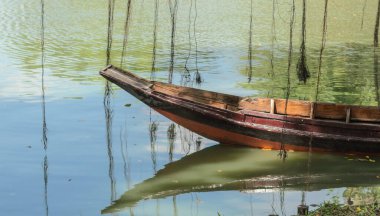 Tayland sandalları kanalda yüzüyor..