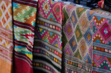 Tayland ipeği eski dokuma yöntemleri kullanılarak örülmüştür. Hiçbir makine köylülerin geleneksel dokuması değildir.