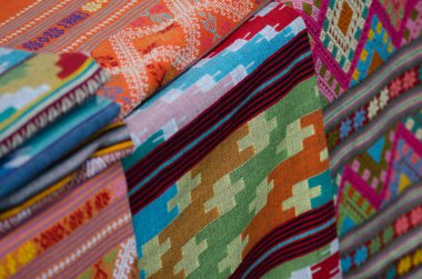 Tayland ipeği eski dokuma yöntemleri kullanılarak örülmüştür. Hiçbir makine köylülerin geleneksel dokuması değildir.