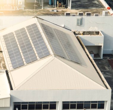 Binanın çatısına güneş panelleri yerleştirildi. Güneş ışığı adına elektrik üretmek için..