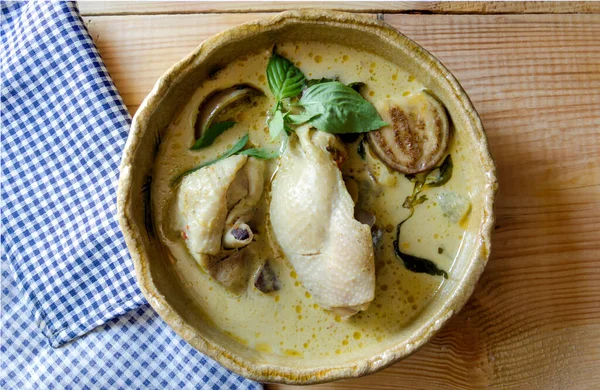 Tavuklu yeşil köri..