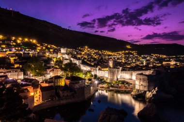 Dubrovnik Hırvatistan Adriyatik Denizi üzerinde tarihi eski kasaba ve şehir duvarları üzerinden bakan muhteşem pembe ve mor renkli erken sabah görüntülemek.