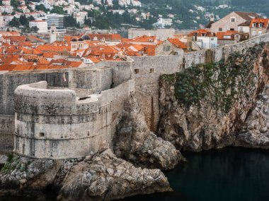 Evler ve Binalar kırmızı kil ile eski şehir çevreleyen tarihi kâgir duvarlar ile Dubrovnik Hırvatistan yamaca inşa çatılar kiremit.