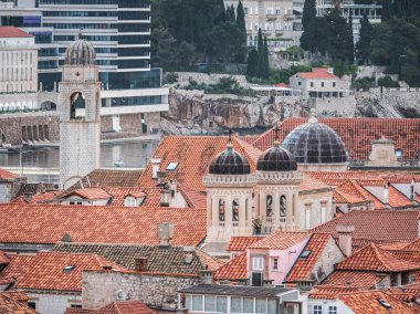 Kilise sopa kadar kırmızı kil kiremit çatılar Dubrovnik Hırvatistan tarihi kent surlarının içinde yukarıda kuleleri.
