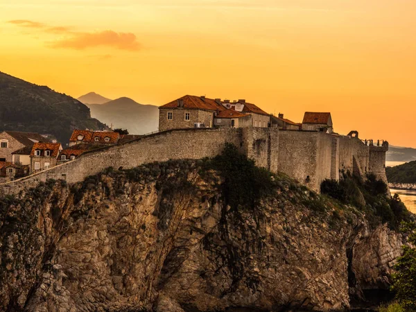 Dubrovnik Croácia Vista Das Muralhas Cidade Construídas Sobre Vegetação Coberta — Fotografia de Stock