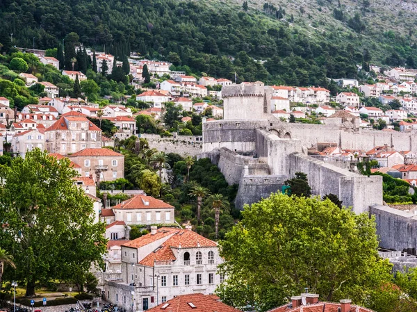 Casas Edificios Con Techos Teja Arcilla Roja Construidos Ladera Dubrovnik — Foto de Stock