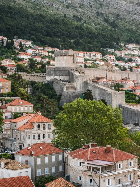 Casas Edificios Con Techos Teja Arcilla Roja Construidos Ladera Dubrovnik — Foto de Stock