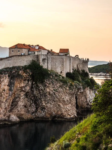 Dubrovnik Croacia Vista Las Murallas Ciudad Construida Sobre Vegetación Cubierta — Foto de Stock
