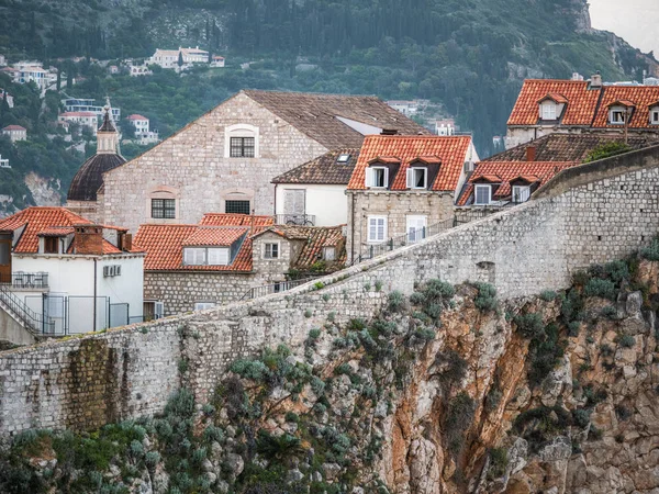 Casas Edifícios Com Telhados Argila Vermelha Construídos Encosta Dubrovnik Croácia — Fotografia de Stock