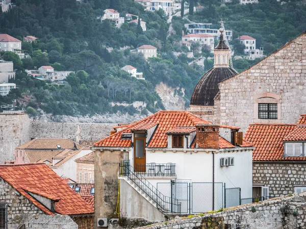 Casas Edificios Con Techos Teja Arcilla Roja Construidos Ladera Dubrovnik — Foto de Stock