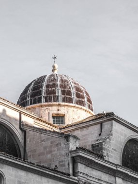 Mimari detay fotoğraf eski şehir Dubrovnik Hırvatistan ile gri gökyüzü yukarıdaki varsayımı Katedrali Hıristiyan Kilisesi'nin kubbeli üst.