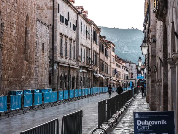 Dubrovnik Croacia Abril 2018 Puertas Metálicas Carteles Pancartas Azules Bordean — Foto de Stock