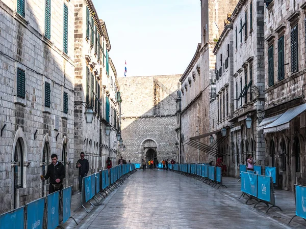 Dubrovnik Croacia Abril 2018 Puertas Metálicas Carteles Pancartas Azules Bordean — Foto de Stock